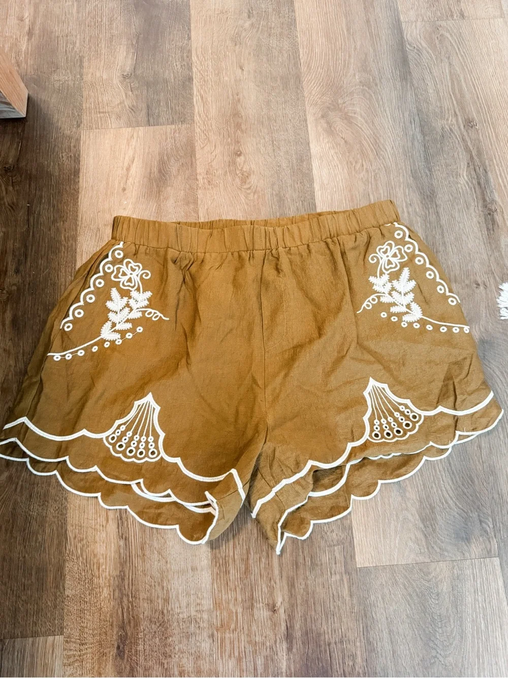 Brown Scallop Hem Embroidered Women’s Shorts
